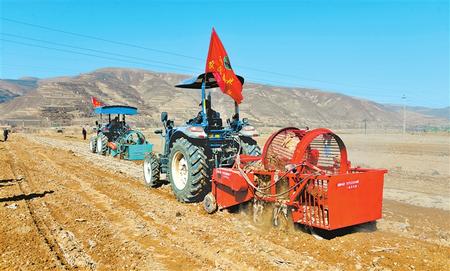 定西市隴西縣17個鄉鎮的農機合作社、農機手參加了農機技能比賽和培訓